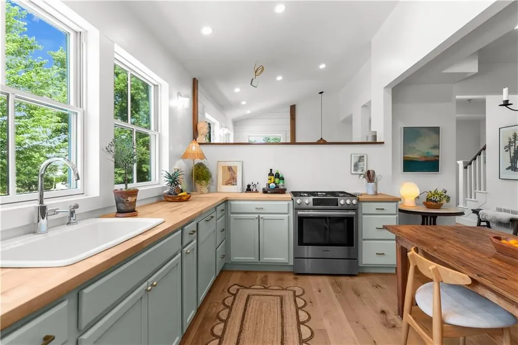 76 Van Zandt Avenue Newport RI 02840