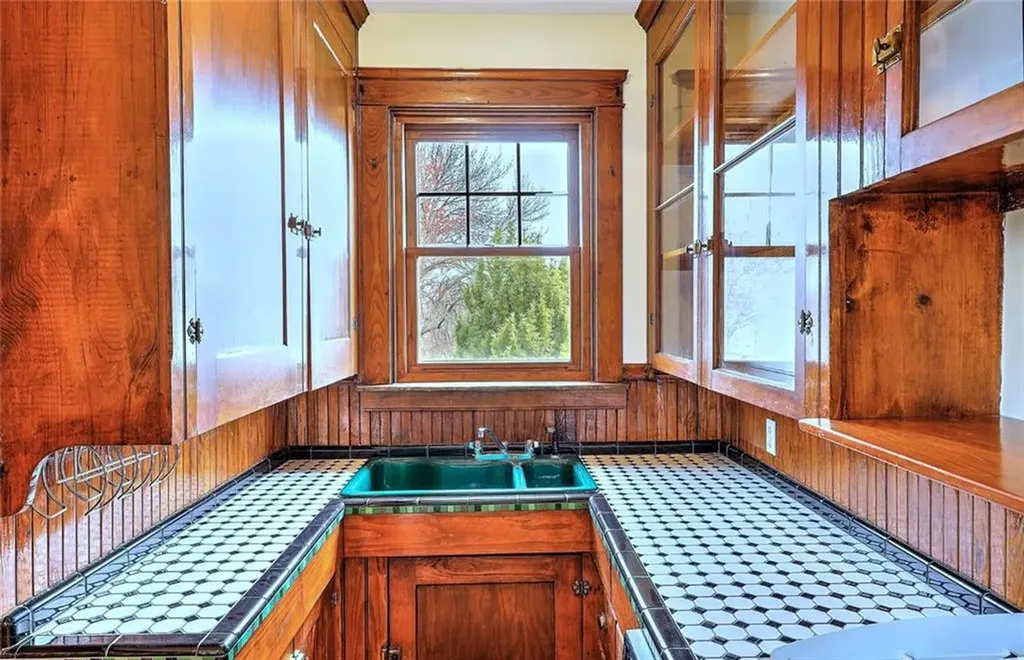 371 Mount Pleasant Avenue Providence RI 02908