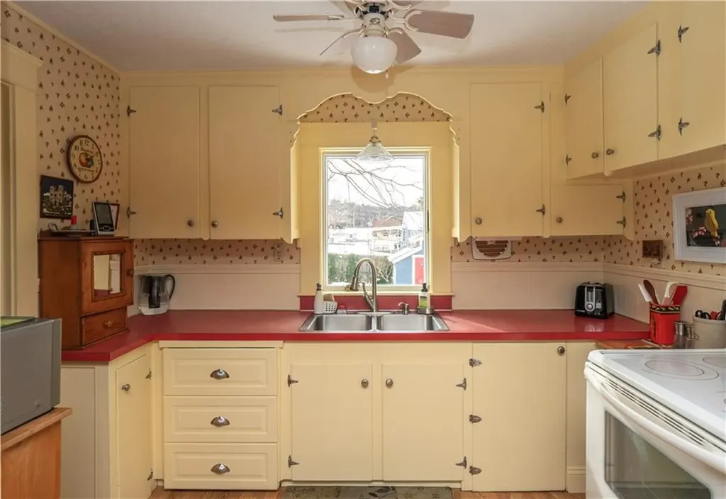 59 Hilton Street Tiverton RI 02878