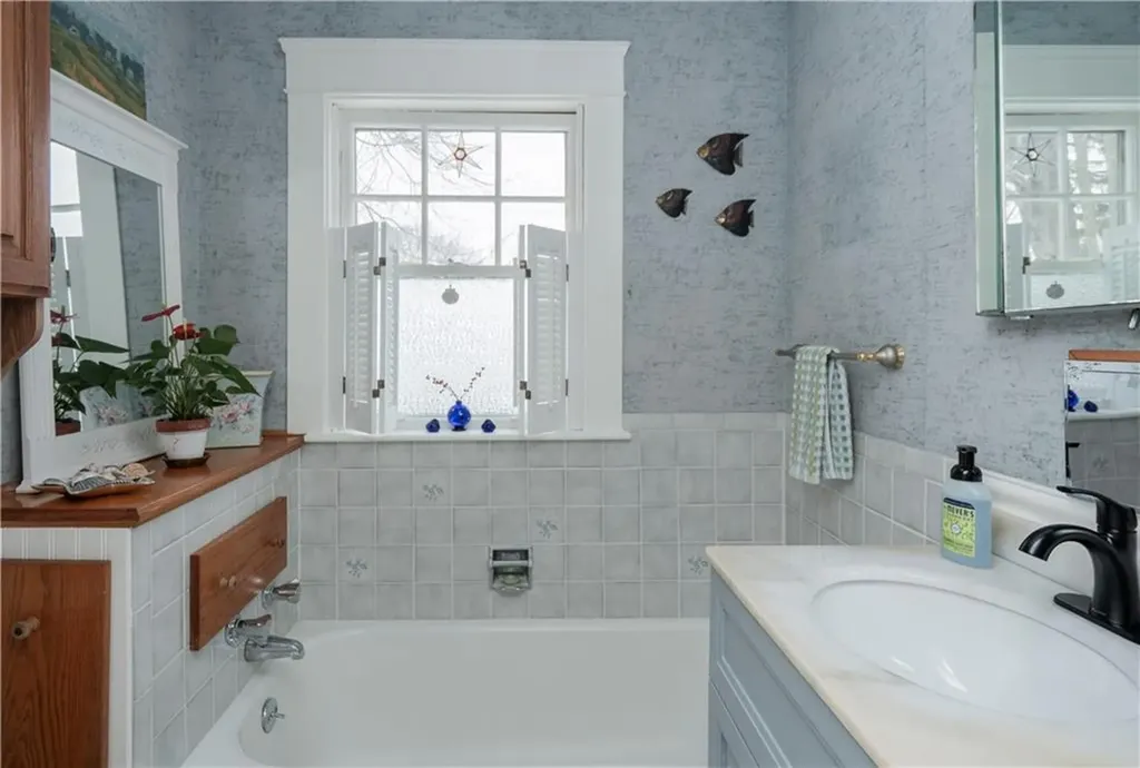 59 Hilton Street Tiverton RI 02878