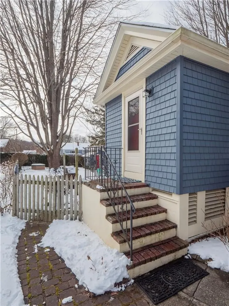 59 Hilton Street Tiverton RI 02878