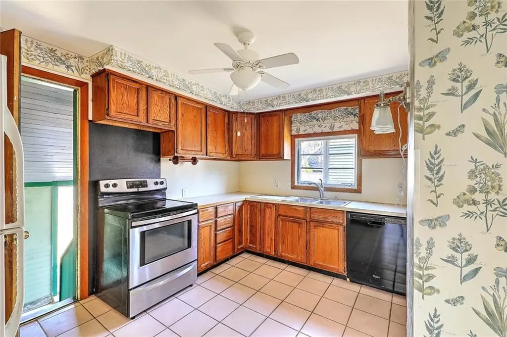 81 Arnold Avenue Cranston RI 02905