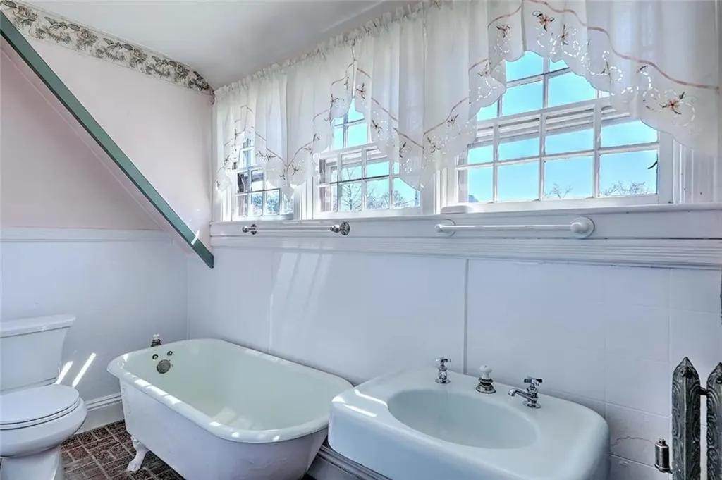 81 Arnold Avenue Cranston RI 02905