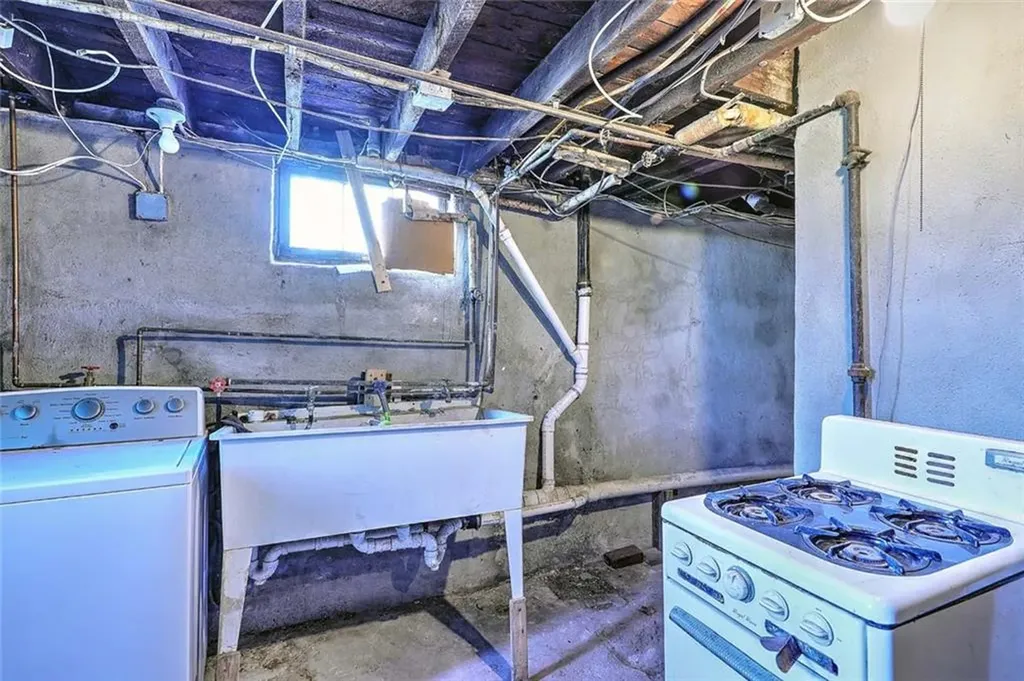 81 Arnold Avenue Cranston RI 02905