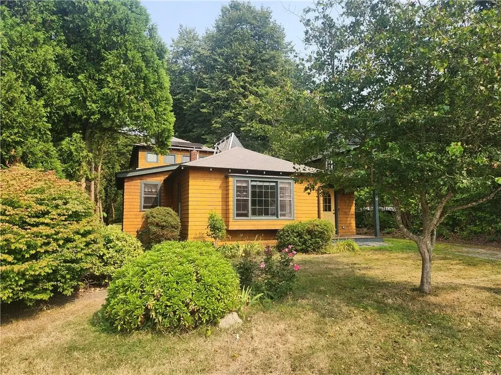 61 Howland Avenue Jamestown RI 02835