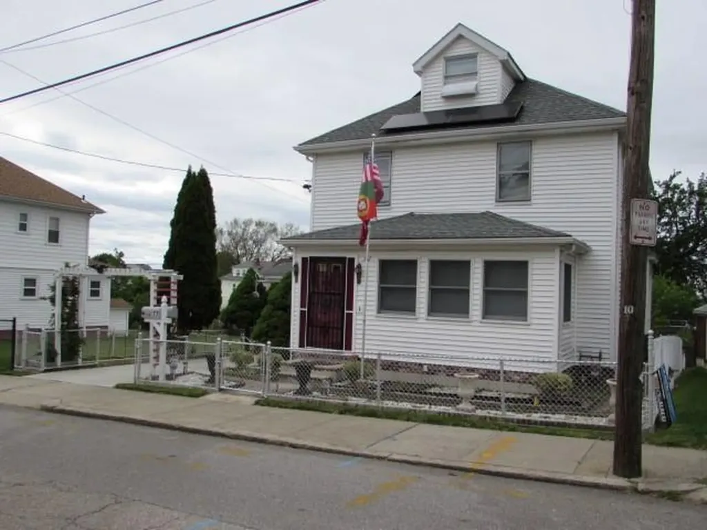 77 Seventh Street East Providence RI 02914