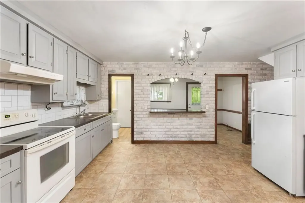 594 Metacom Avenue Bristol RI 02809