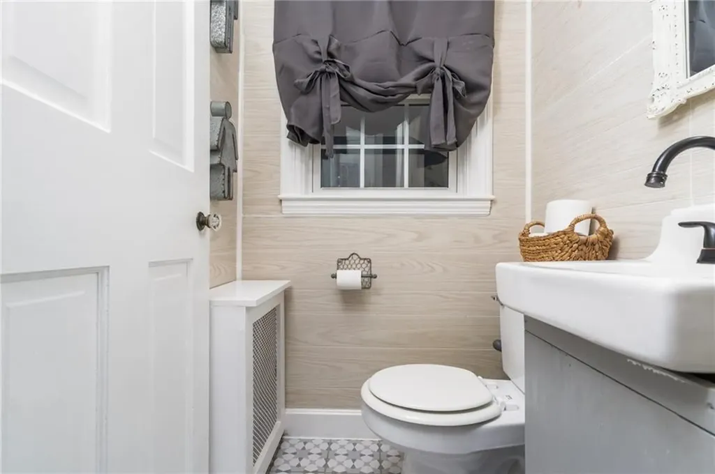 105 Roslyn Avenue Cranston RI 02910
