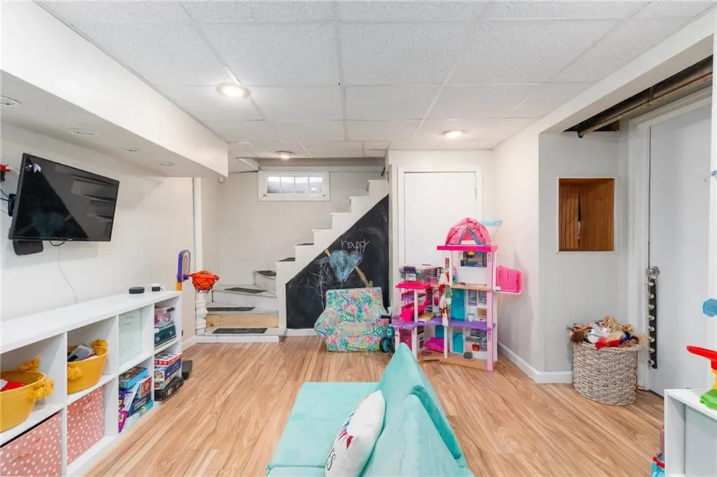 105 Roslyn Avenue Cranston RI 02910