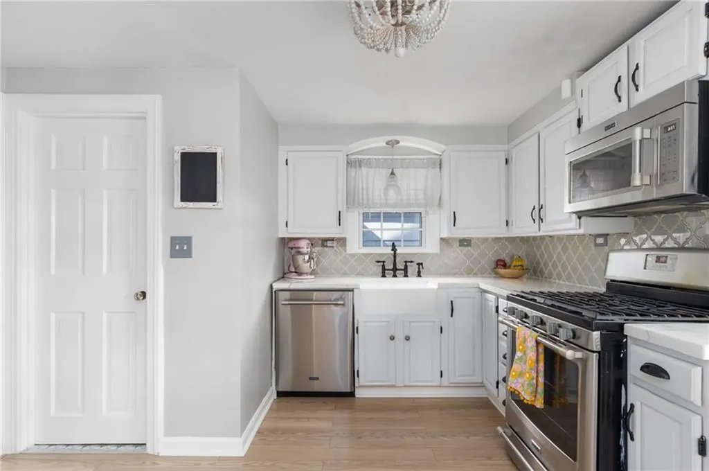 105 Roslyn Avenue Cranston RI 02910