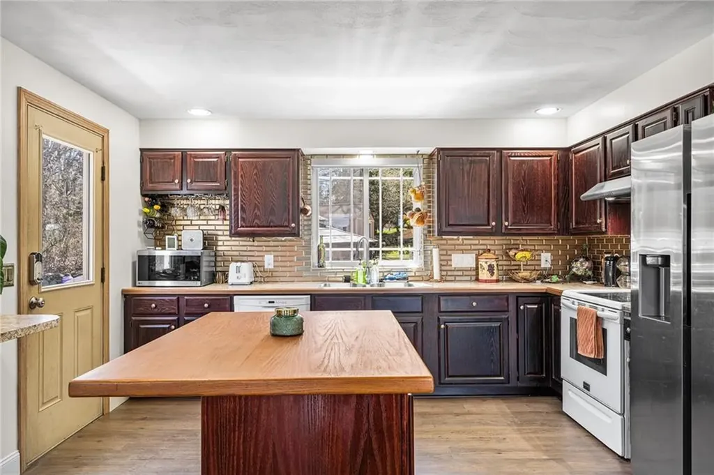 25 Sandy Lane Bristol RI 02809