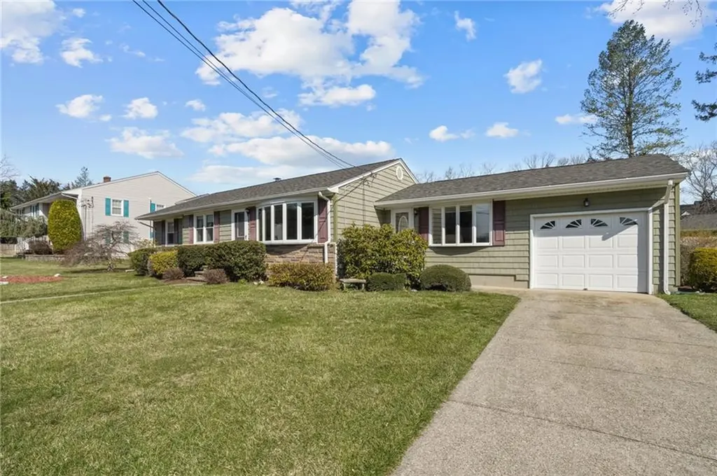 3 Holiday Court Lincoln RI 02865