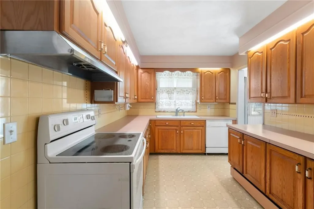 33 Hilltop Avenue West Warwick RI 02893