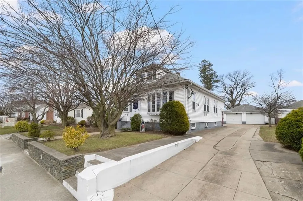 1560 Cranston Street Cranston RI 02920