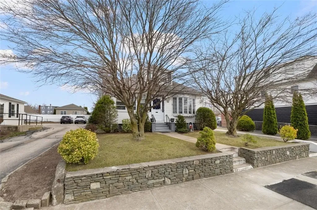 1560 Cranston Street Cranston RI 02920
