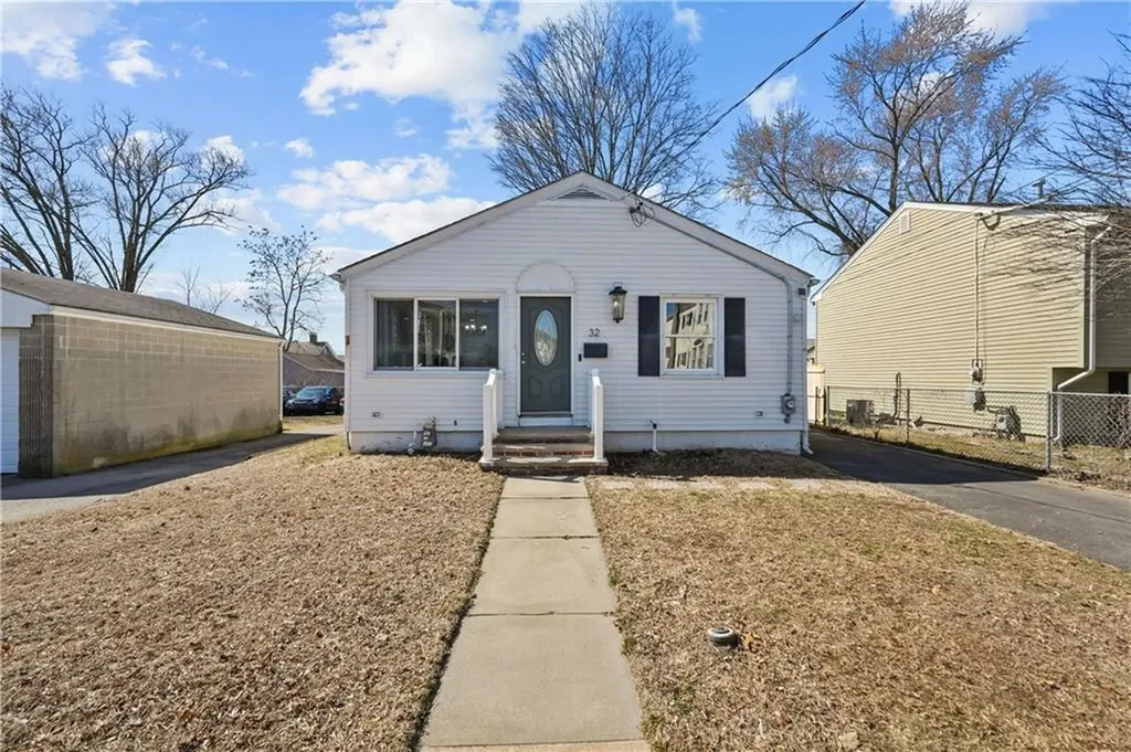 32 Queen Street Cranston RI 02920