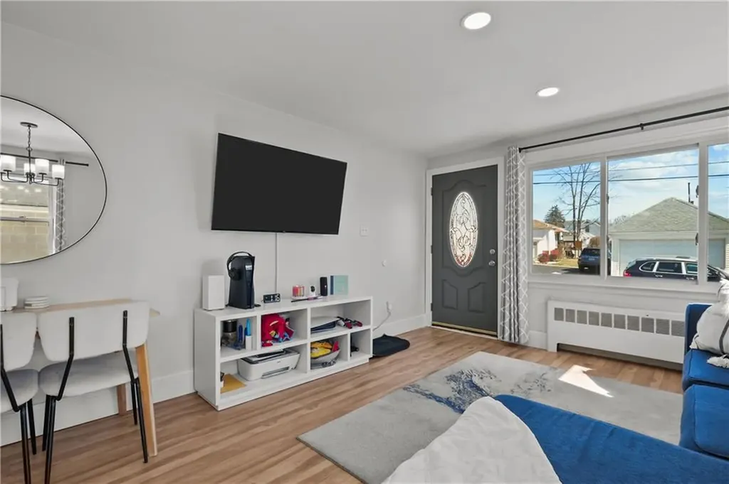 32 Queen Street Cranston RI 02920