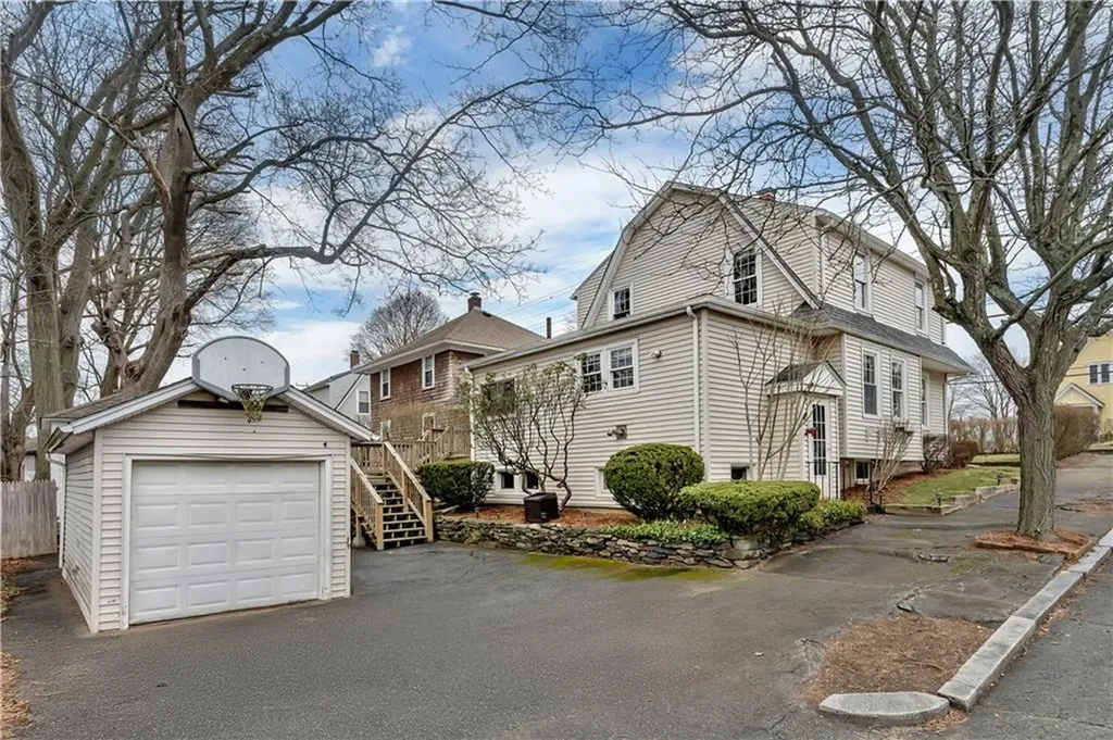 2489 Pawtucket Avenue East Providence RI 02914