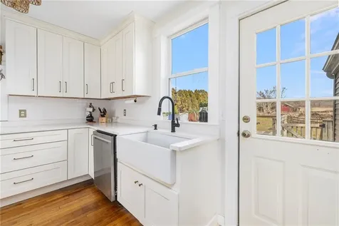 4588 Main Road Tiverton RI 02878