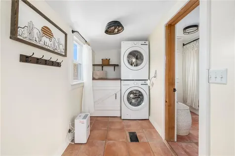 4588 Main Road Tiverton RI 02878