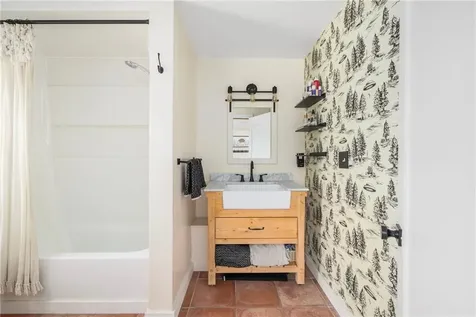 4588 Main Road Tiverton RI 02878