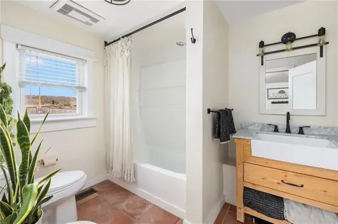 4588 Main Road Tiverton RI 02878