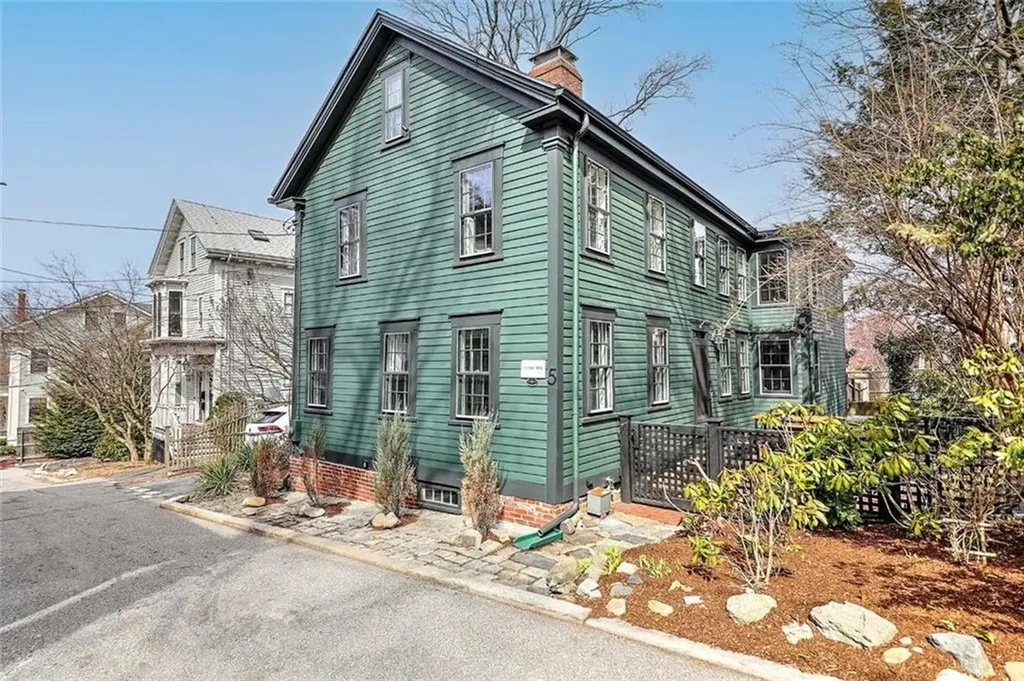 5 Burrs Lane Providence RI 02906