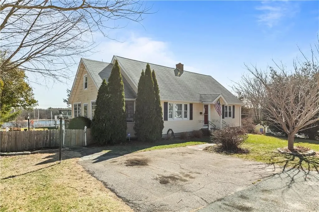 20 Blackmore Street Warwick RI 02818