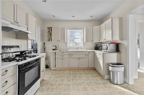 2014 E Main Road Portsmouth RI 02871