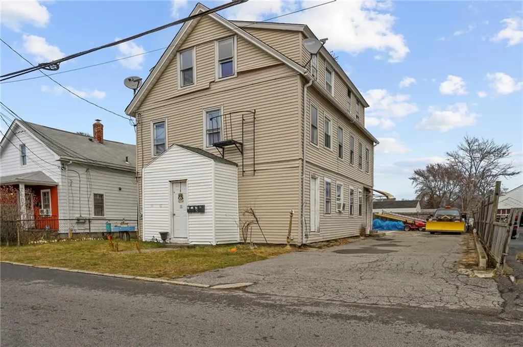 40 Ashburne Street Pawtucket RI 02861