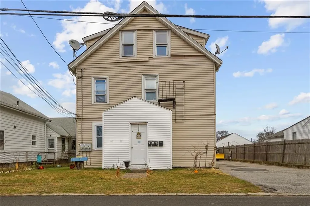 40 Ashburne Street Pawtucket RI 02861
