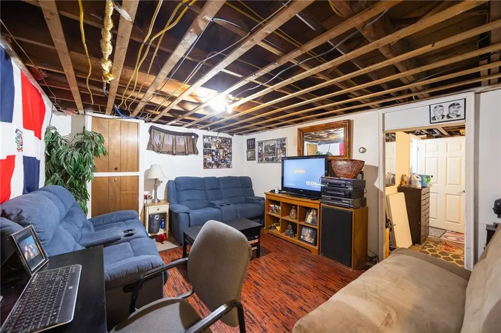 18 Ridgeway Avenue Providence RI 02909