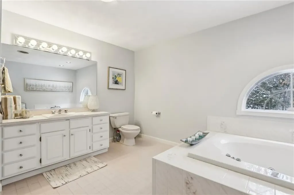 131 Larchwood Drive Warwick RI 02886