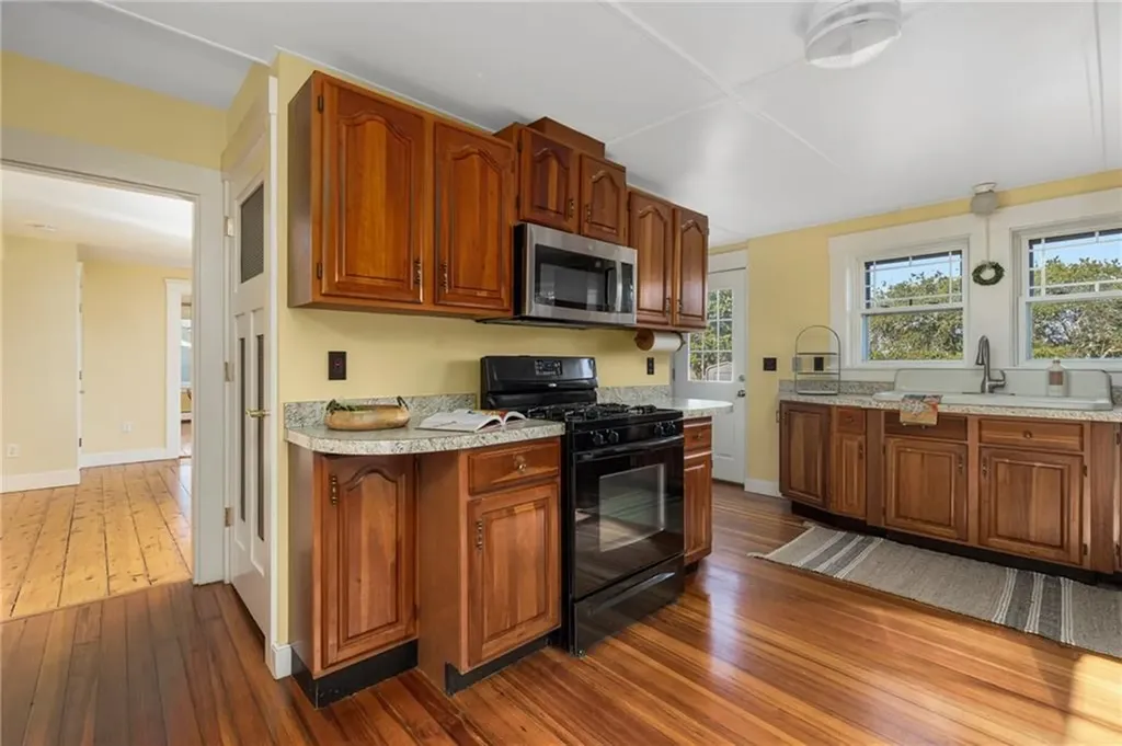 20 Lighthouse Lane Warwick RI 02889