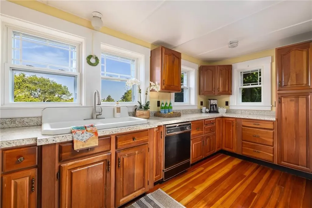 20 Lighthouse Lane Warwick RI 02889