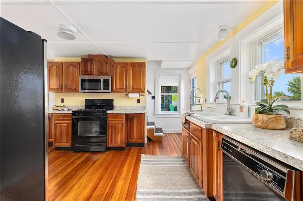 20 Lighthouse Lane Warwick RI 02889