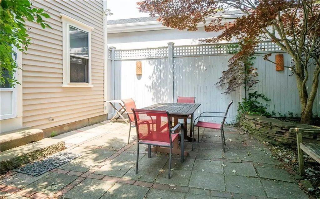 19 Cross Street Newport RI 02840