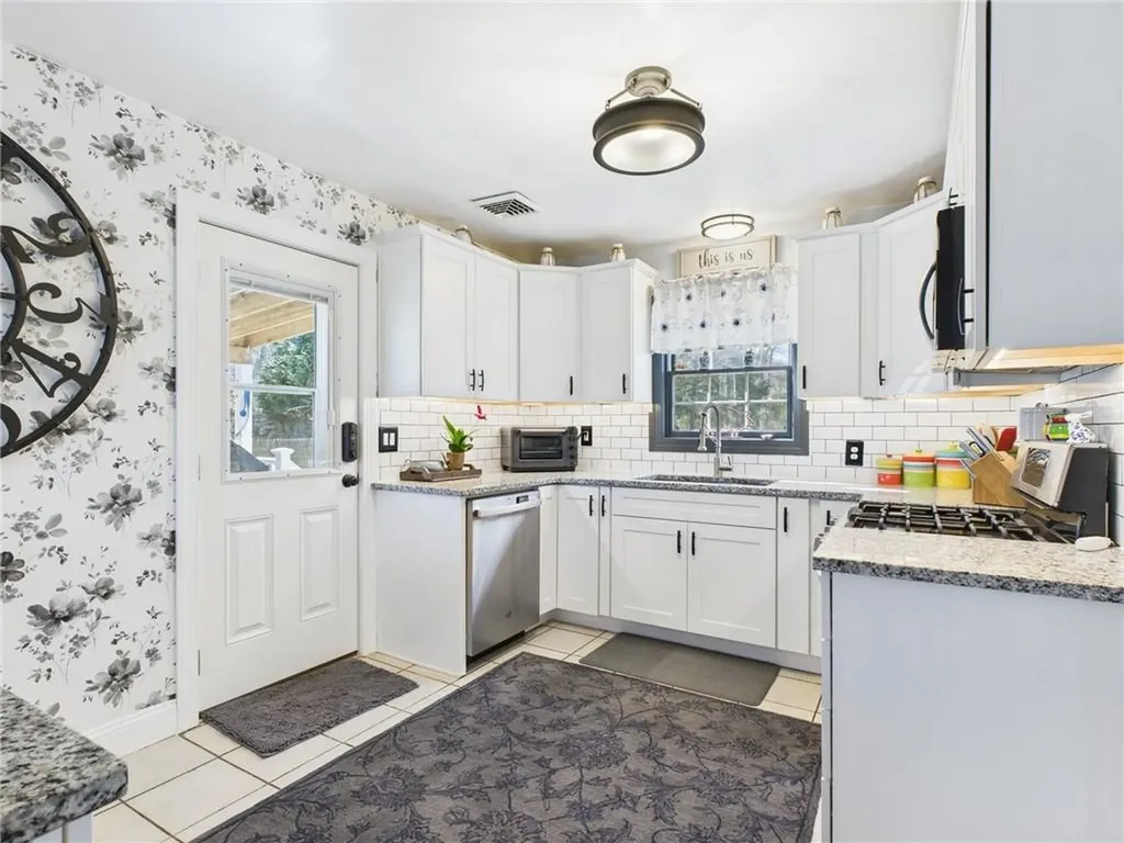 35 Hambly Road Tiverton RI 02878