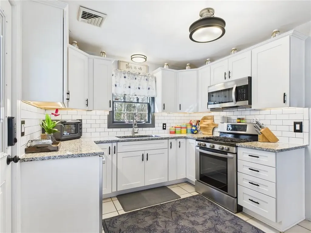 35 Hambly Road Tiverton RI 02878