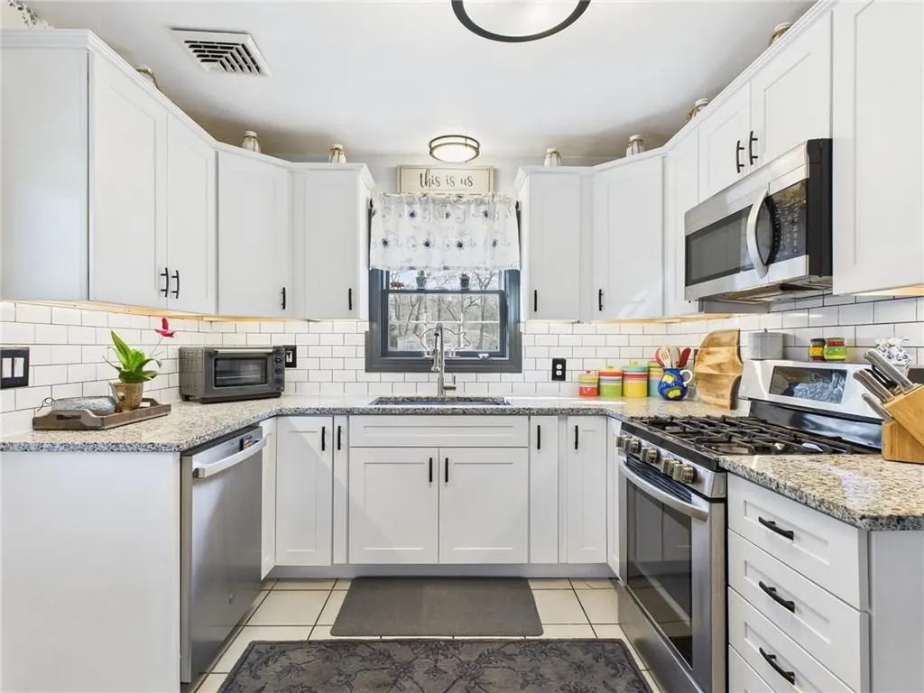 35 Hambly Road Tiverton RI 02878