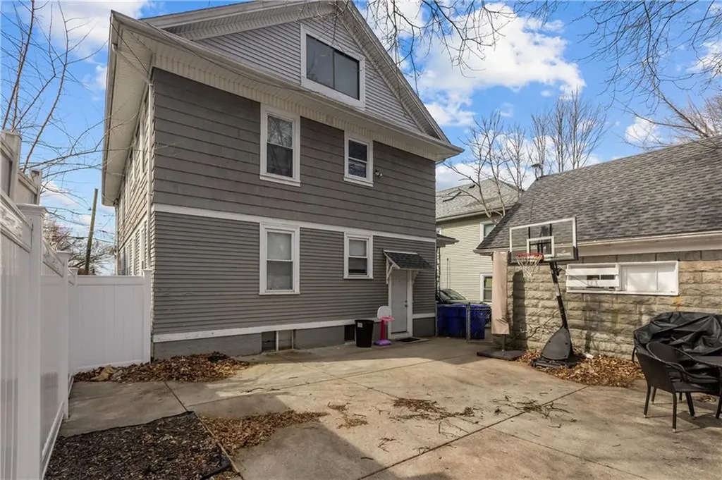 17 Boutwell Street Pawtucket RI 02860