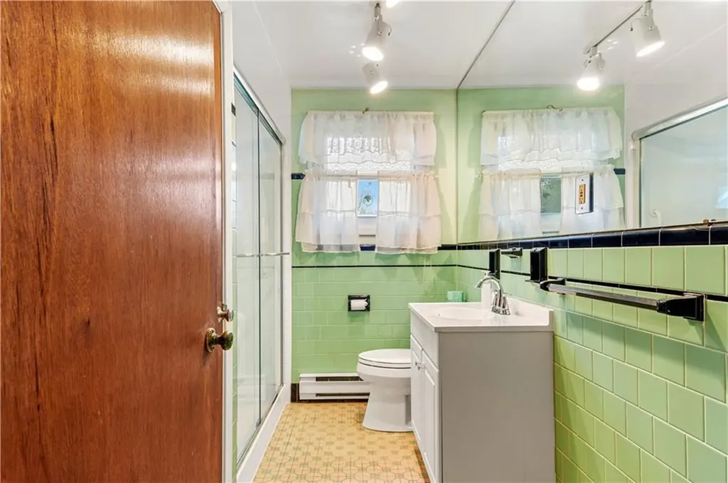 82 Myrtle Avenue Warwick RI 02886