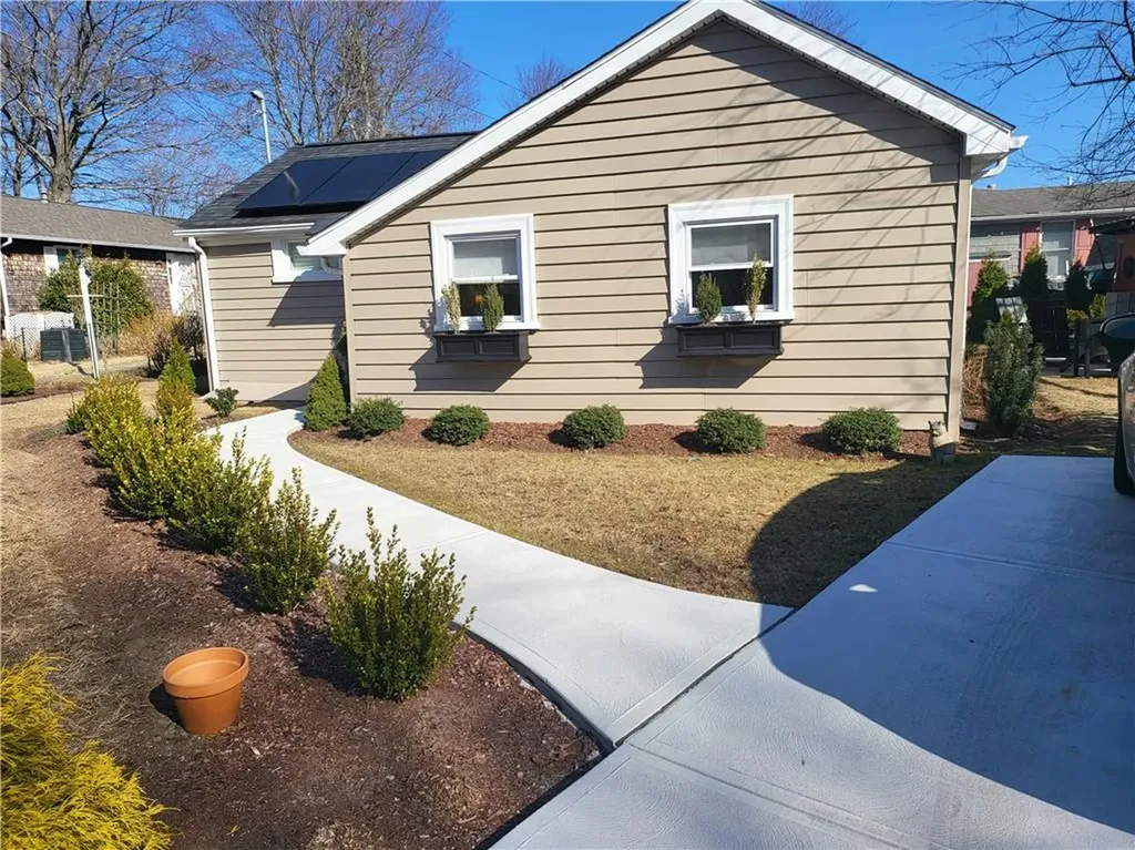 135 Namquid Drive Warwick RI 02888