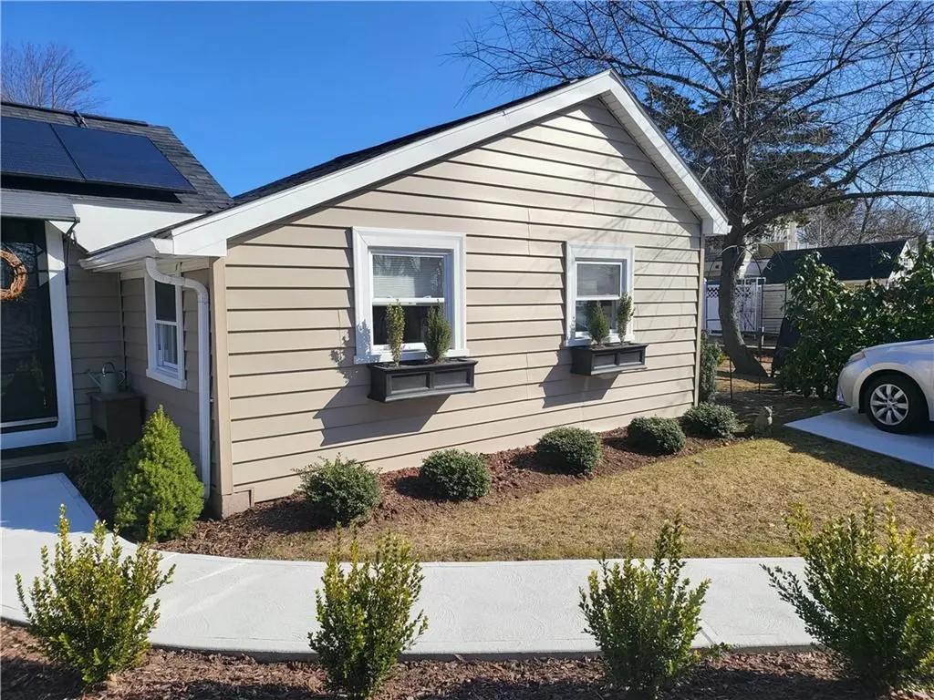 135 Namquid Drive Warwick RI 02888