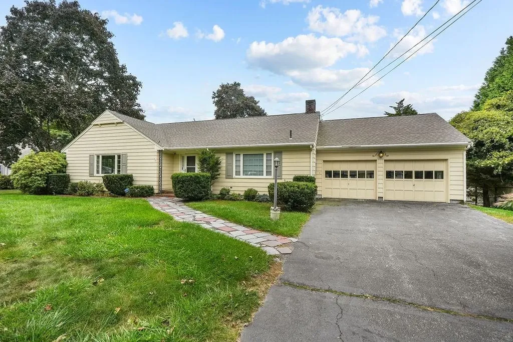 389 Stone Church Road Tiverton RI 02878
