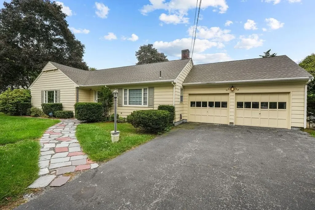 389 Stone Church Road Tiverton RI 02878