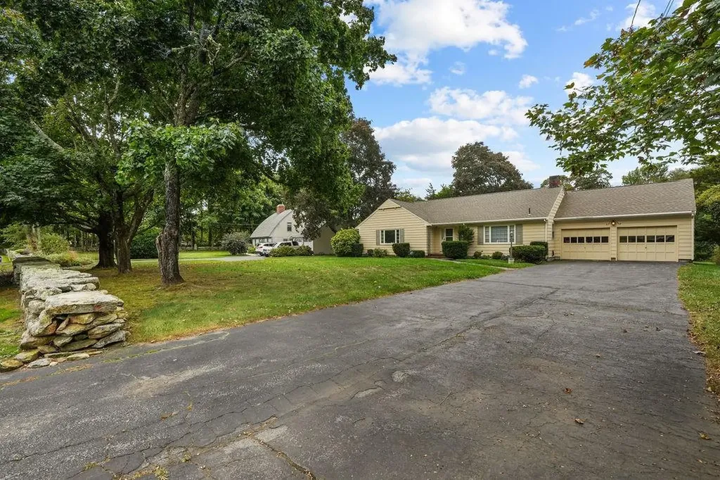 389 Stone Church Road Tiverton RI 02878