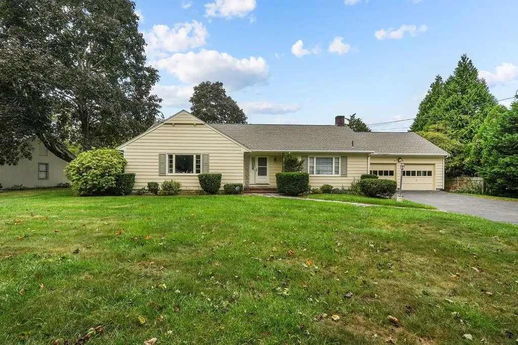 389 Stone Church Road Tiverton RI 02878
