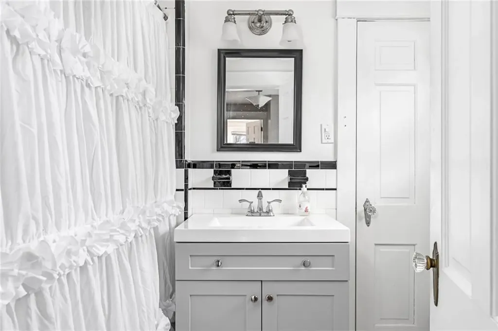 40 Ocean View Avenue Tiverton RI 02878