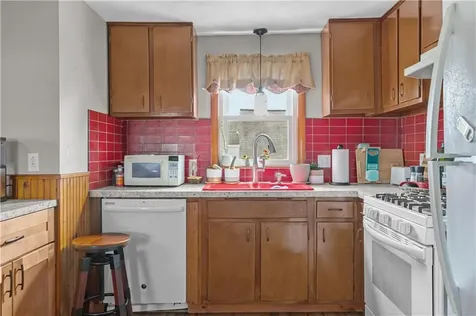 17 Easterbrooks Avenue Bristol RI 02809